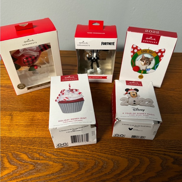 Hallmark keepsake Ornaments ~ Set of (5) New in boxes - Picture 3 of 4